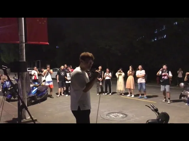 流浪歌手校园里把麦递给围观学生,小哥一开口把路人都惊呆了: 快把林俊杰给吐出来!